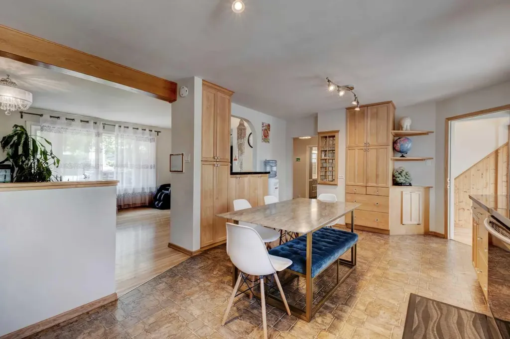 212 Hendon Drive NW Calgary AB T2K1Z2