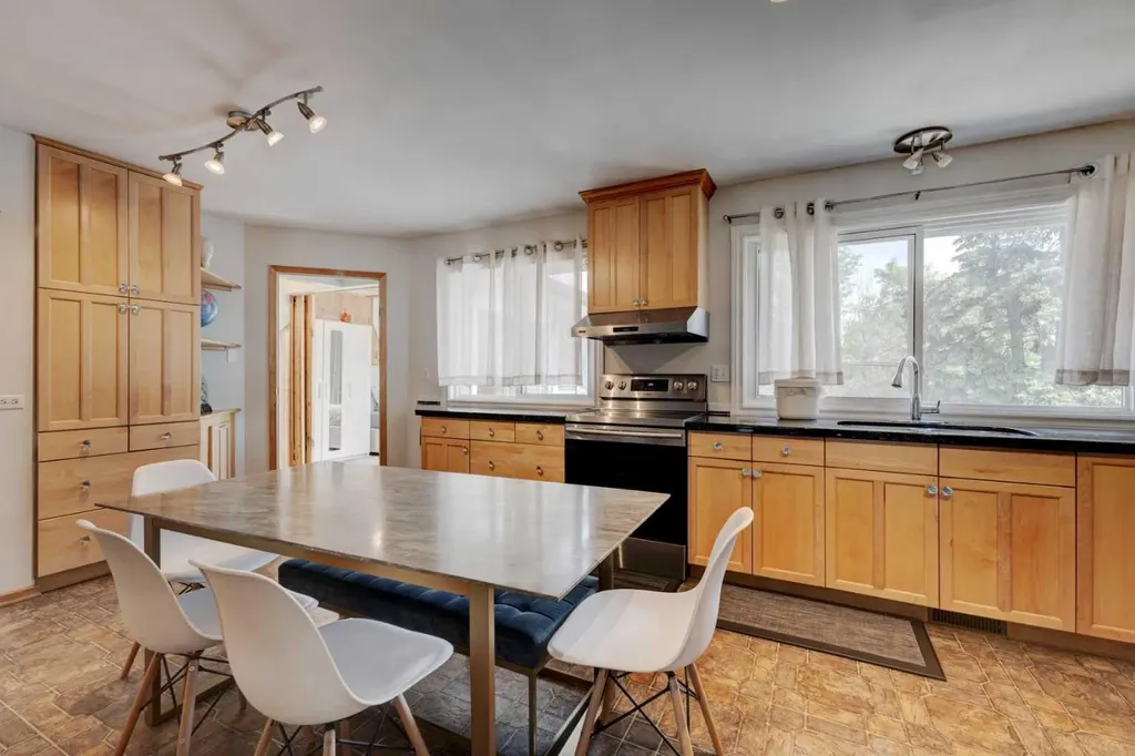 212 Hendon Drive NW Calgary AB T2K1Z2