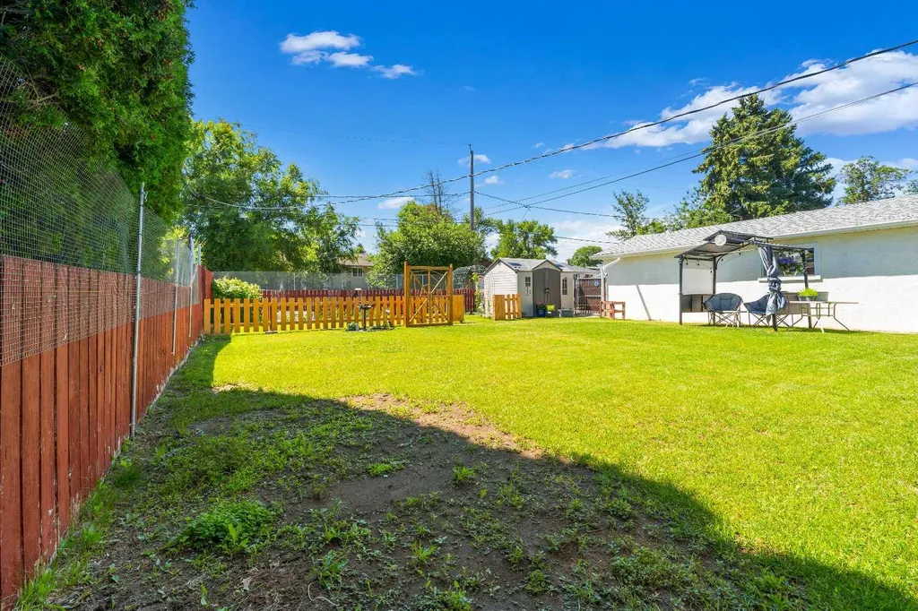 131 Mitchell Crescent NW Medicine Hat AB T1A6V3