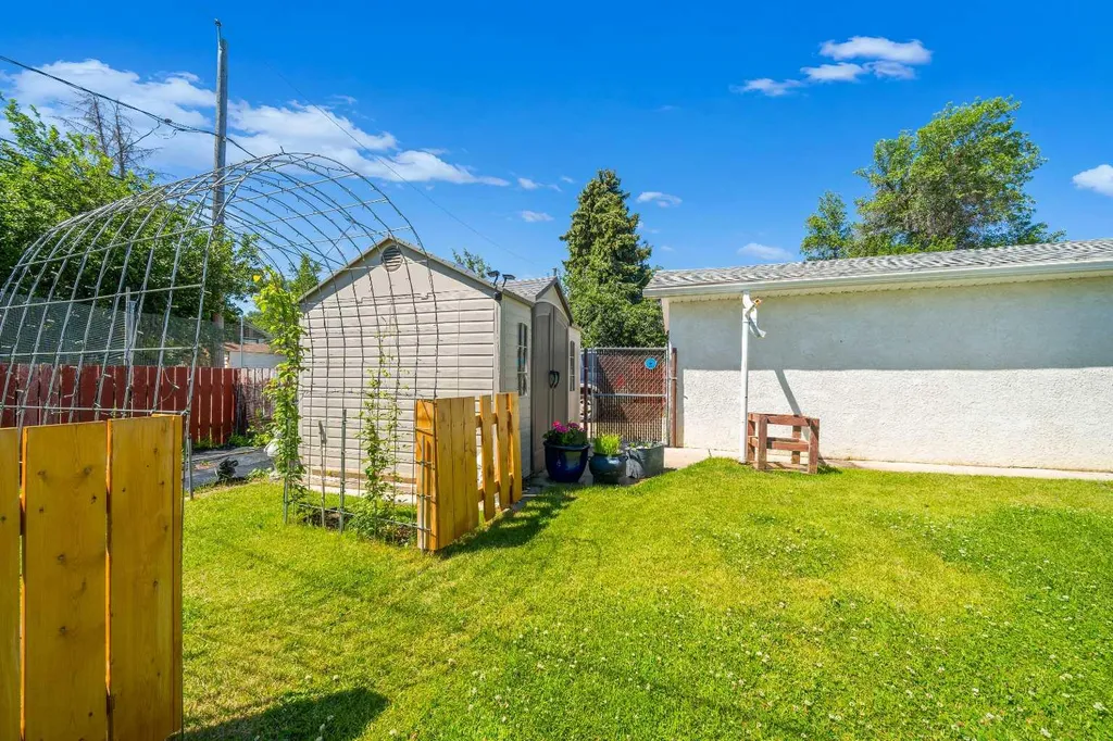 131 Mitchell Crescent NW Medicine Hat AB T1A6V3