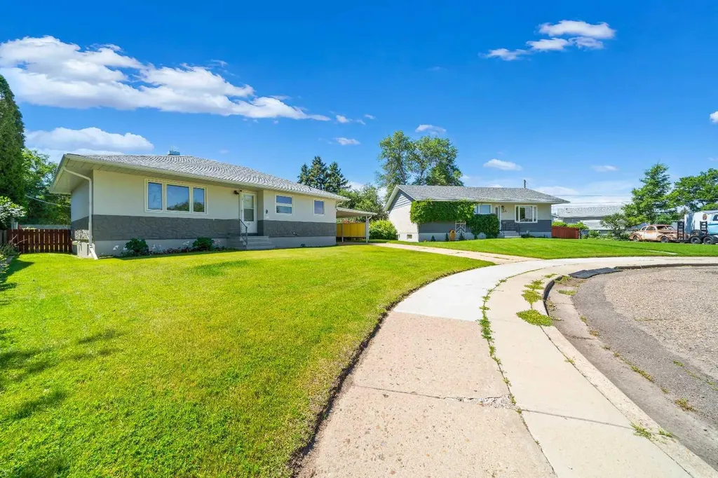 131 Mitchell Crescent NW Medicine Hat AB T1A6V3