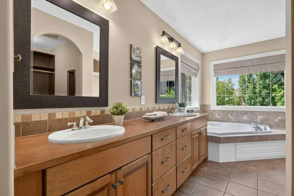 40 Tuscany Glen Road NW Calgary AB T3L 2T7