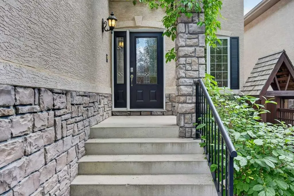 40 Tuscany Glen Road NW Calgary AB T3L 2T7