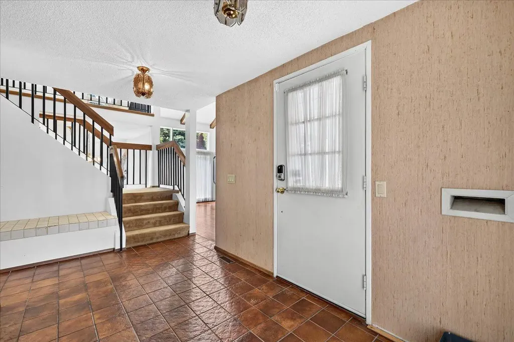 212 Stravanan Bay SW Calgary AB T3H 1H4