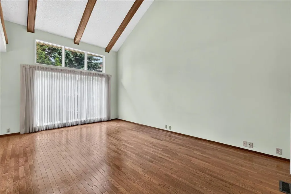 212 Stravanan Bay SW Calgary AB T3H 1H4