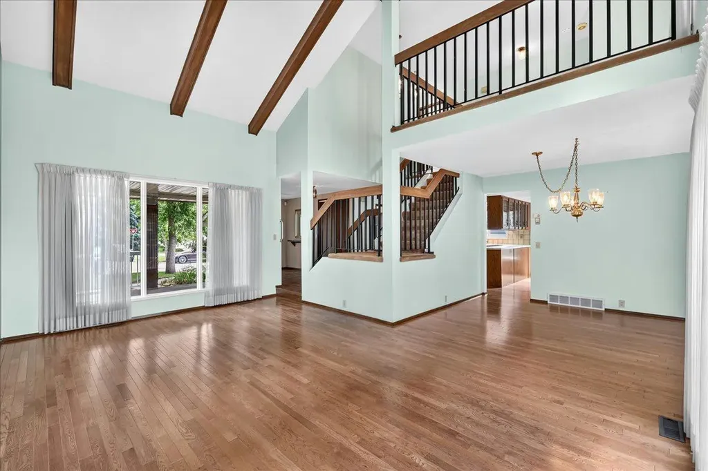 212 Stravanan Bay SW Calgary AB T3H 1H4