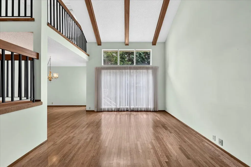 212 Stravanan Bay SW Calgary AB T3H 1H4