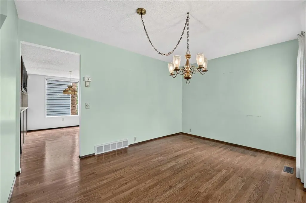 212 Stravanan Bay SW Calgary AB T3H 1H4