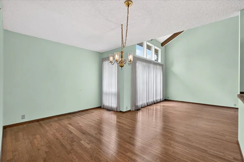 212 Stravanan Bay SW Calgary AB T3H 1H4