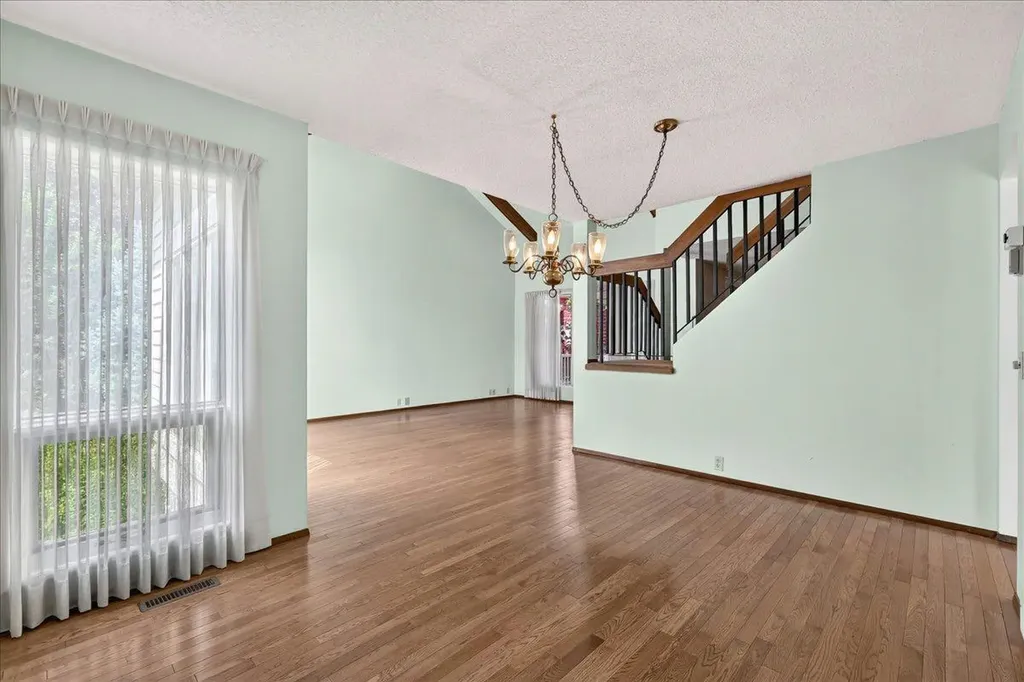 212 Stravanan Bay SW Calgary AB T3H 1H4