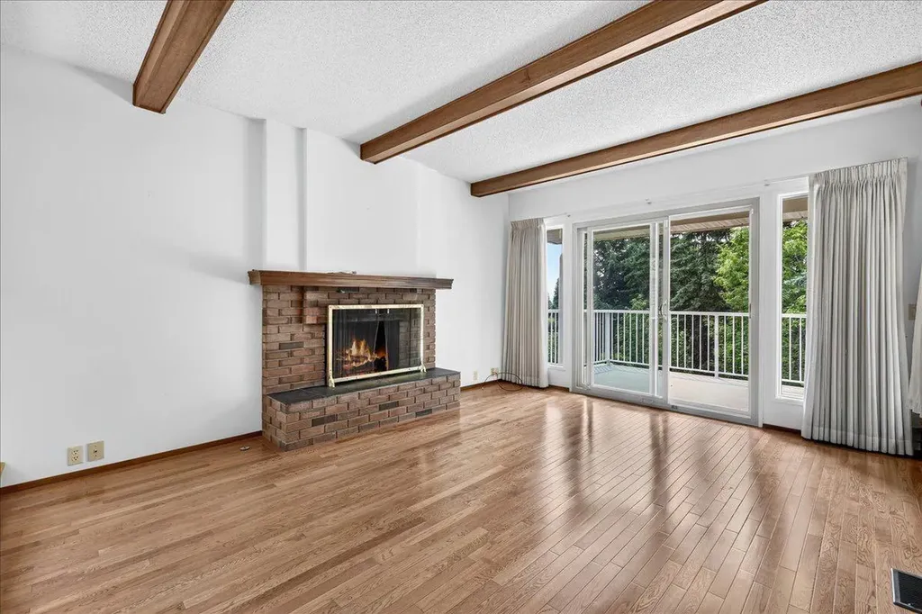 212 Stravanan Bay SW Calgary AB T3H 1H4