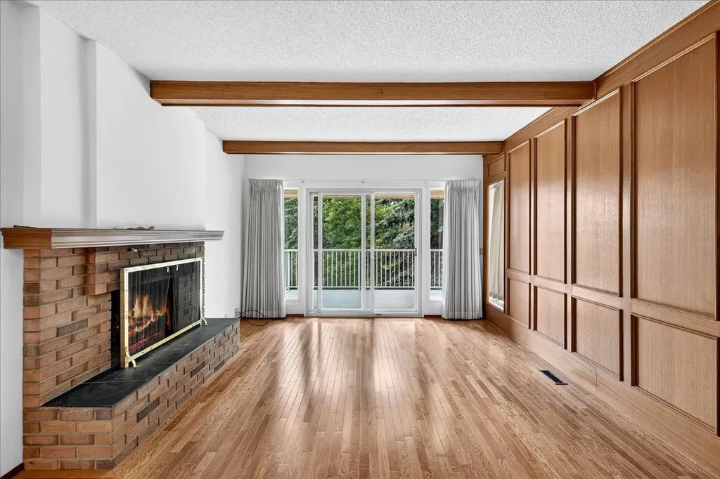 212 Stravanan Bay SW Calgary AB T3H 1H4
