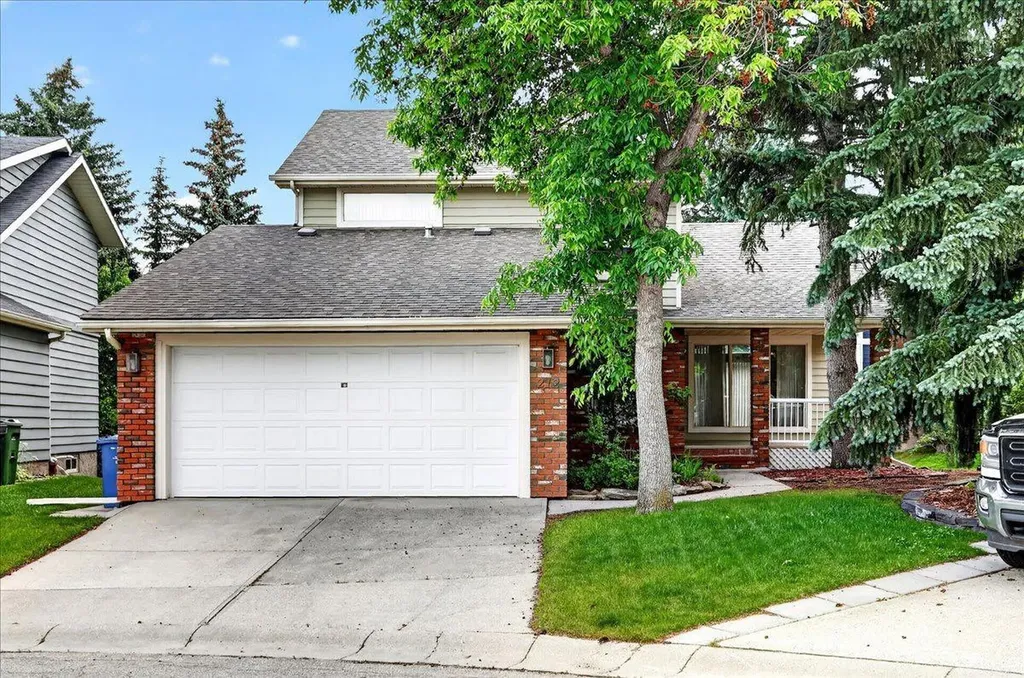 212 Stravanan Bay SW Calgary AB T3H 1H4