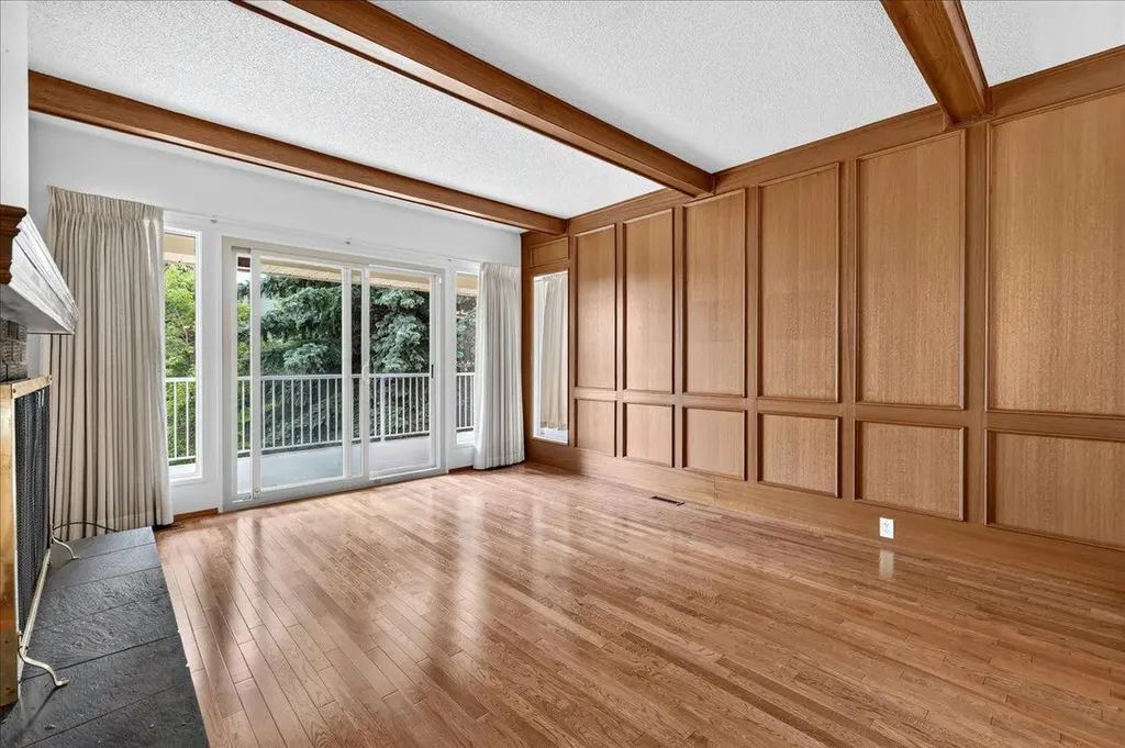 212 Stravanan Bay SW Calgary AB T3H 1H4