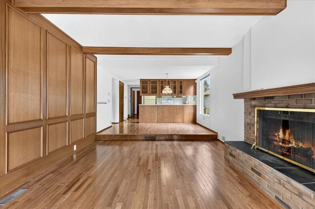 212 Stravanan Bay SW Calgary AB T3H 1H4