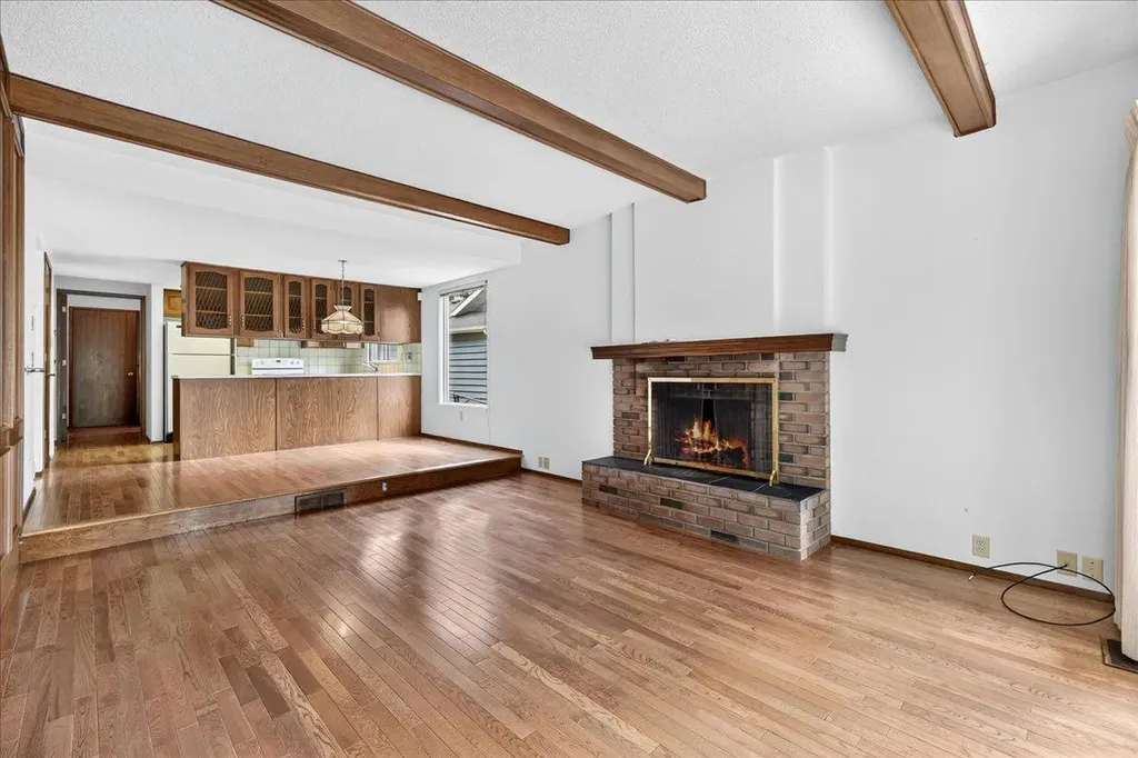 212 Stravanan Bay SW Calgary AB T3H 1H4