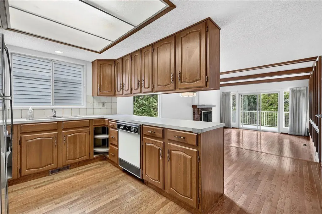 212 Stravanan Bay SW Calgary AB T3H 1H4