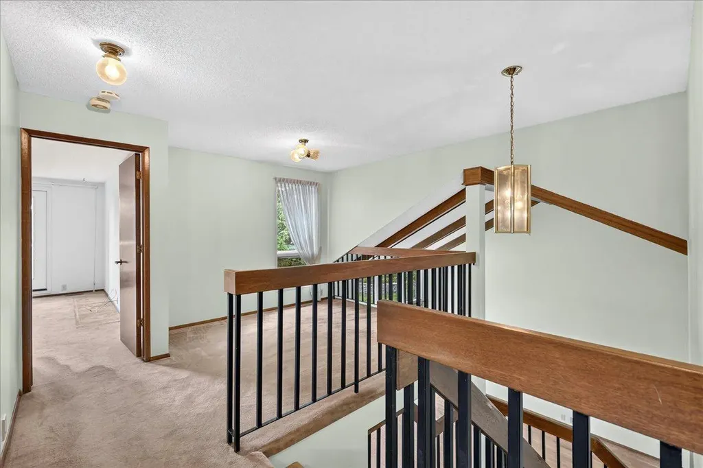 212 Stravanan Bay SW Calgary AB T3H 1H4