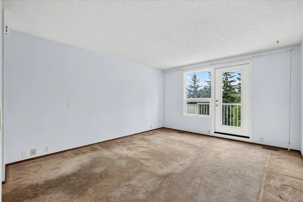 212 Stravanan Bay SW Calgary AB T3H 1H4