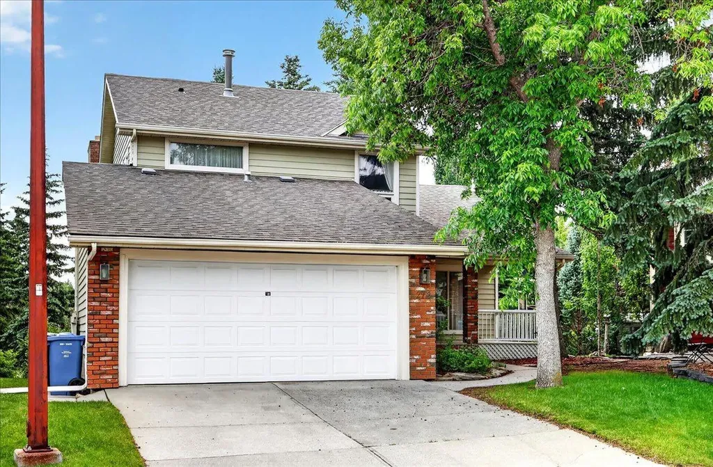 212 Stravanan Bay SW Calgary AB T3H 1H4