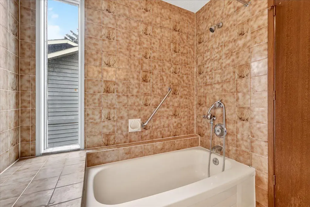 212 Stravanan Bay SW Calgary AB T3H 1H4