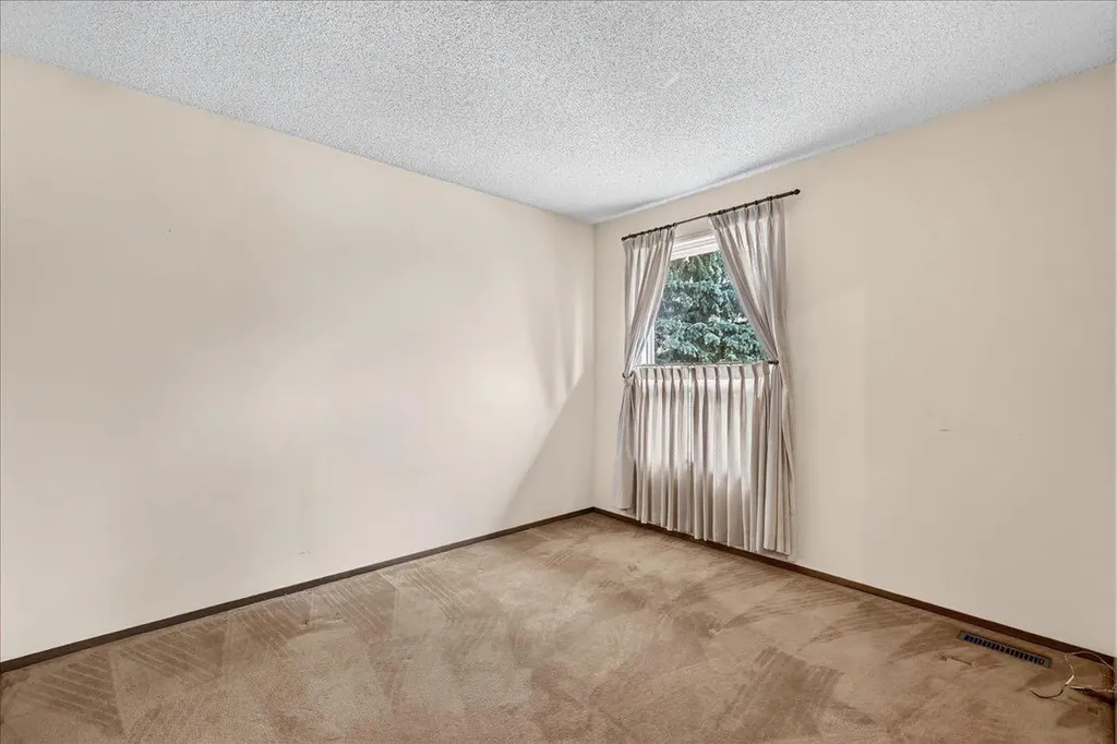 212 Stravanan Bay SW Calgary AB T3H 1H4