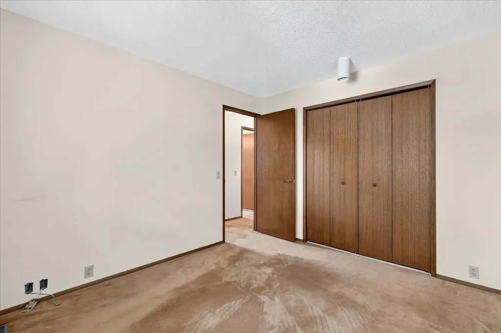 212 Stravanan Bay SW Calgary AB T3H 1H4