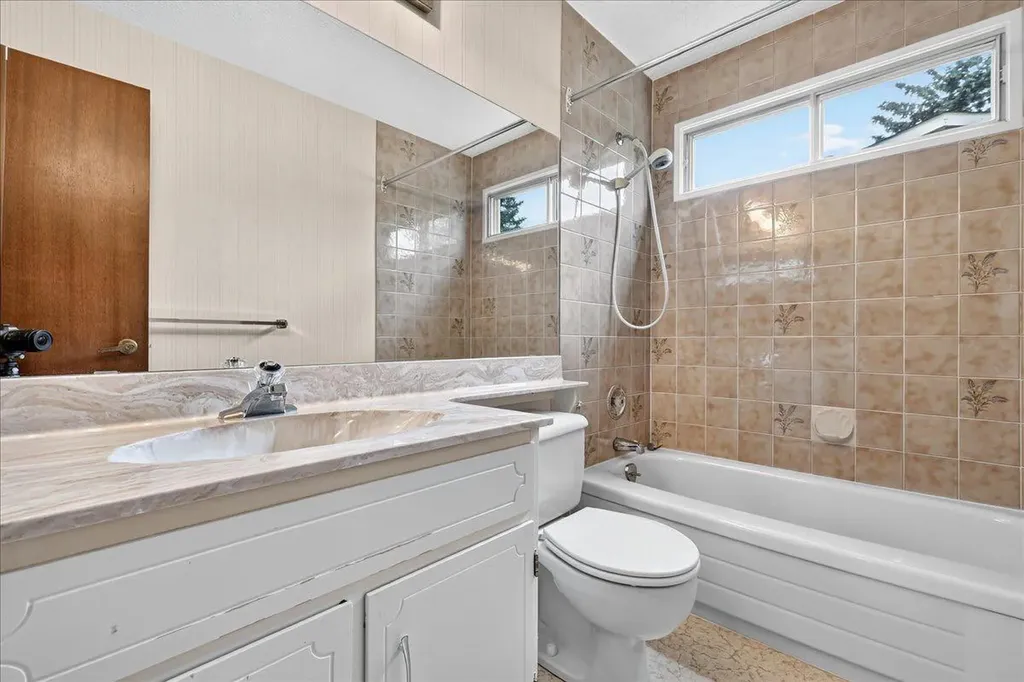 212 Stravanan Bay SW Calgary AB T3H 1H4