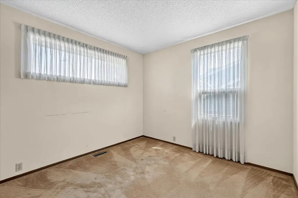 212 Stravanan Bay SW Calgary AB T3H 1H4
