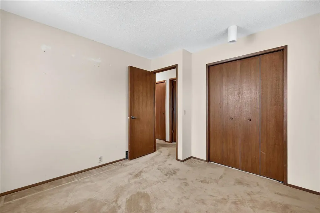 212 Stravanan Bay SW Calgary AB T3H 1H4