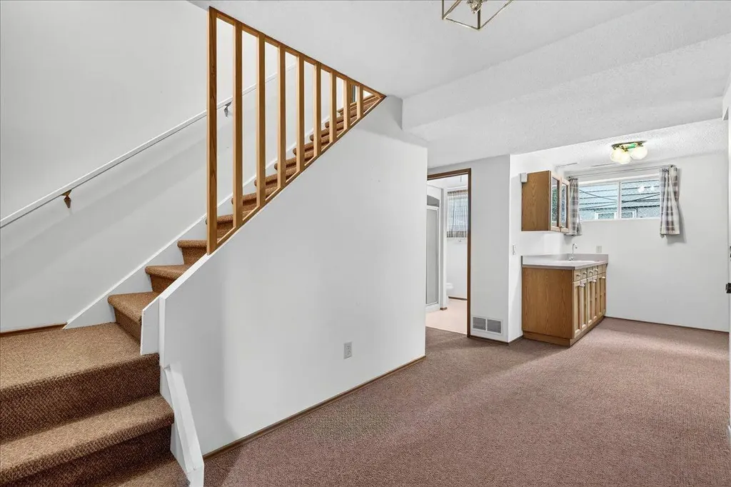 212 Stravanan Bay SW Calgary AB T3H 1H4