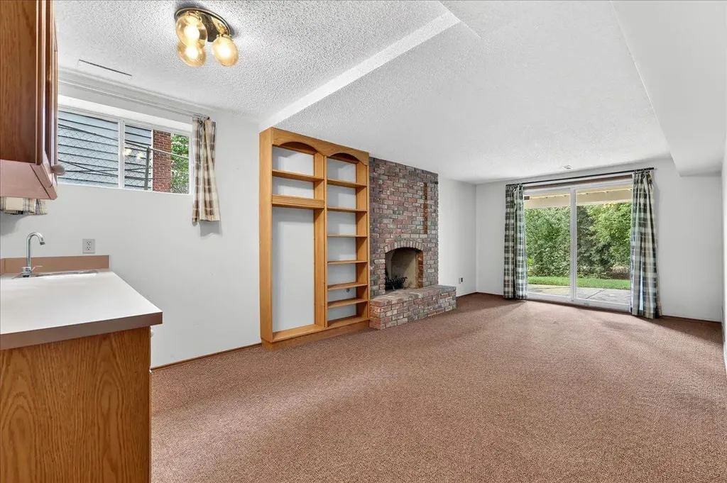 212 Stravanan Bay SW Calgary AB T3H 1H4