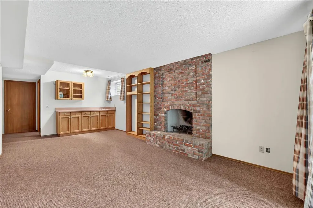 212 Stravanan Bay SW Calgary AB T3H 1H4