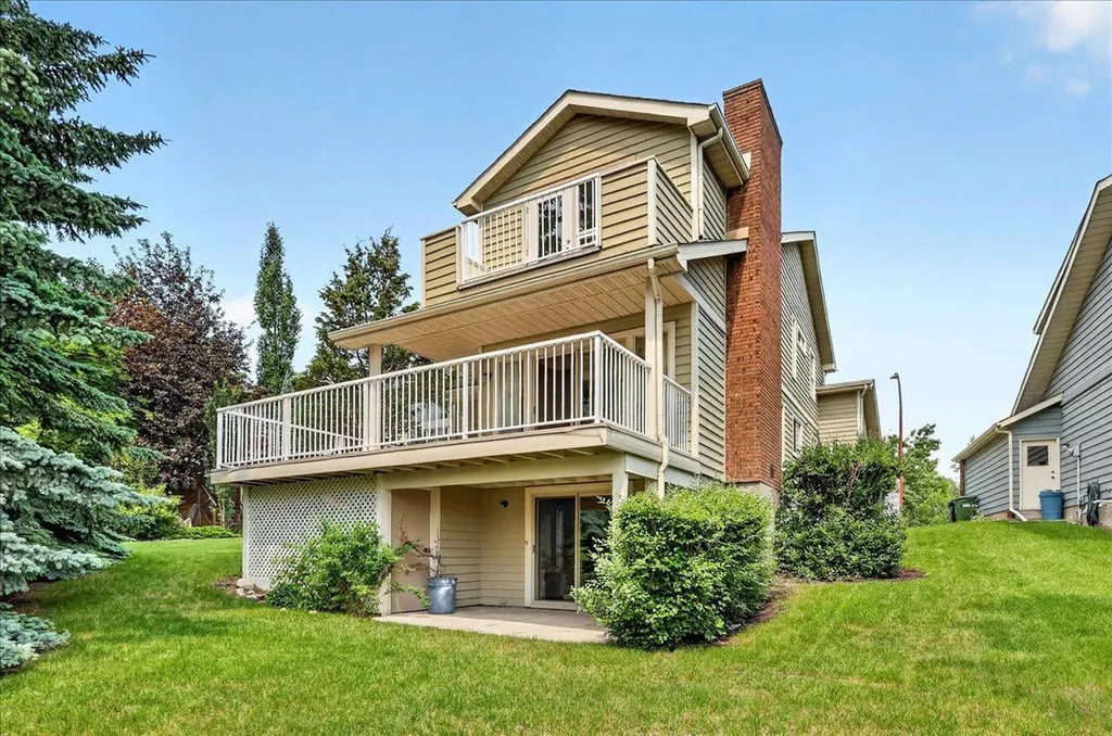 212 Stravanan Bay SW Calgary AB T3H 1H4