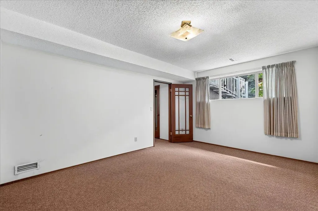 212 Stravanan Bay SW Calgary AB T3H 1H4