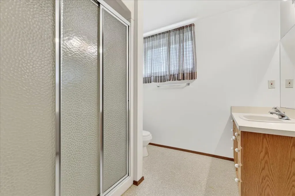 212 Stravanan Bay SW Calgary AB T3H 1H4