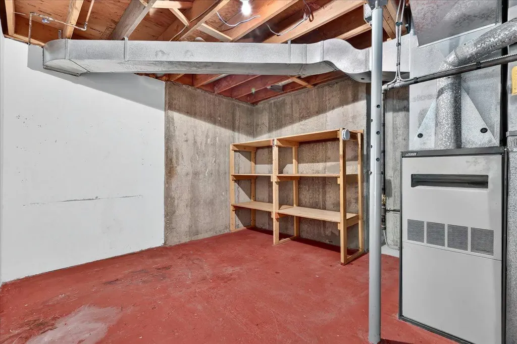 212 Stravanan Bay SW Calgary AB T3H 1H4