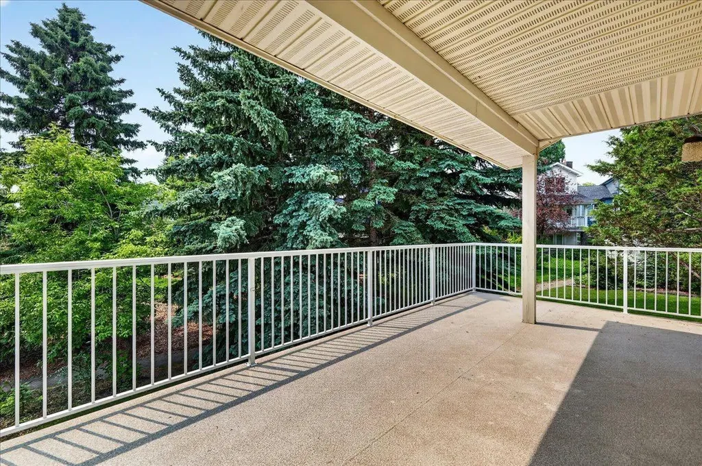 212 Stravanan Bay SW Calgary AB T3H 1H4
