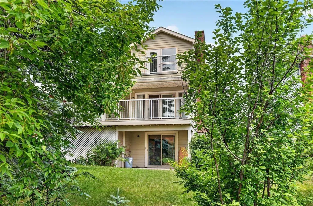 212 Stravanan Bay SW Calgary AB T3H 1H4
