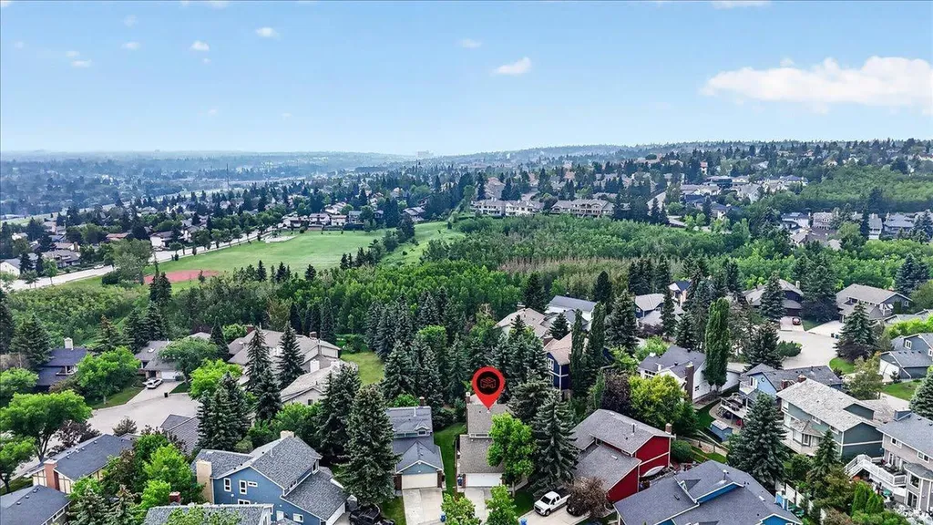 212 Stravanan Bay SW Calgary AB T3H 1H4