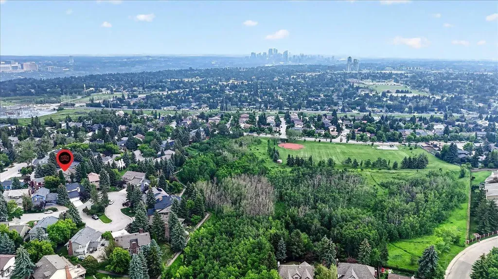 212 Stravanan Bay SW Calgary AB T3H 1H4