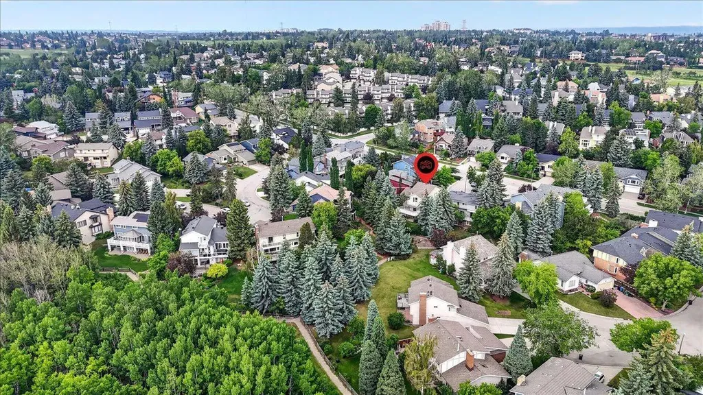 212 Stravanan Bay SW Calgary AB T3H 1H4