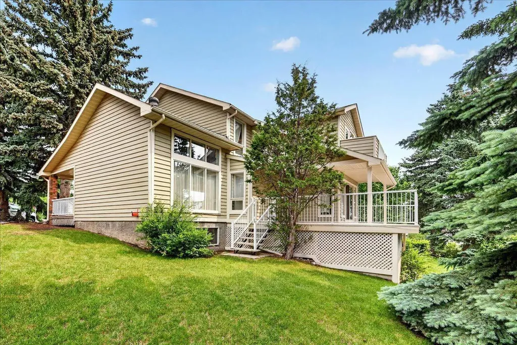 212 Stravanan Bay SW Calgary AB T3H 1H4