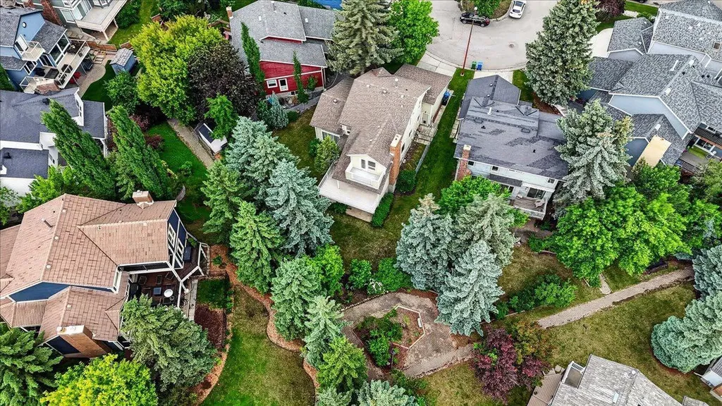 212 Stravanan Bay SW Calgary AB T3H 1H4