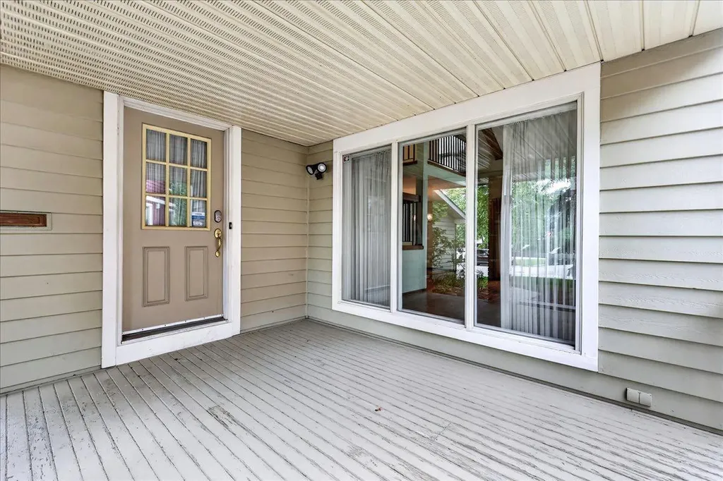 212 Stravanan Bay SW Calgary AB T3H 1H4