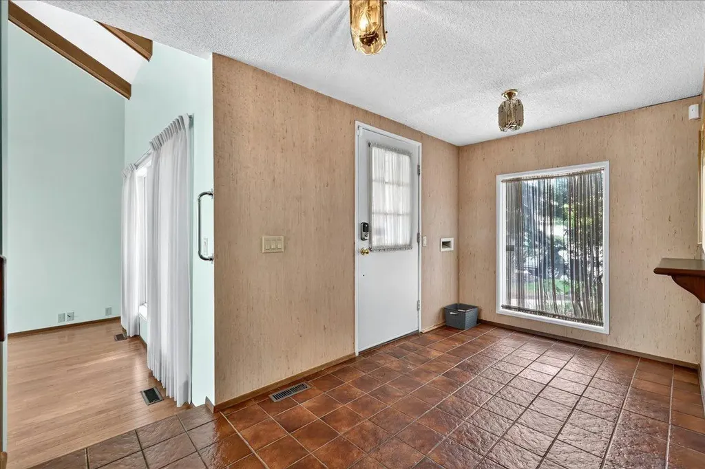 212 Stravanan Bay SW Calgary AB T3H 1H4