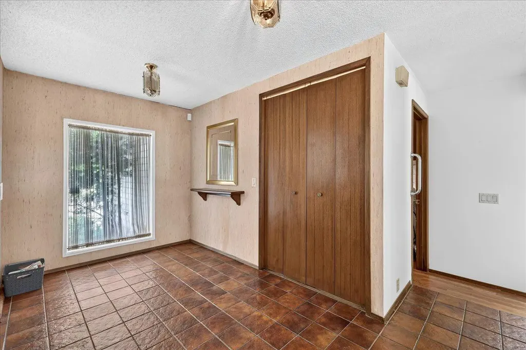 212 Stravanan Bay SW Calgary AB T3H 1H4