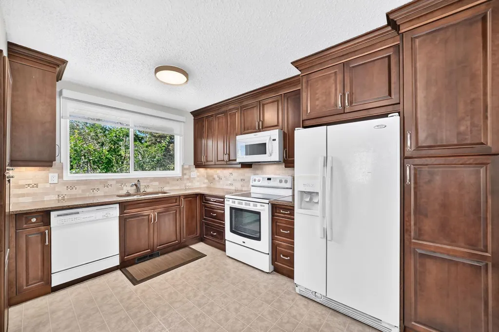 108 Falconridge Close NE Calgary AB T3J 1A7