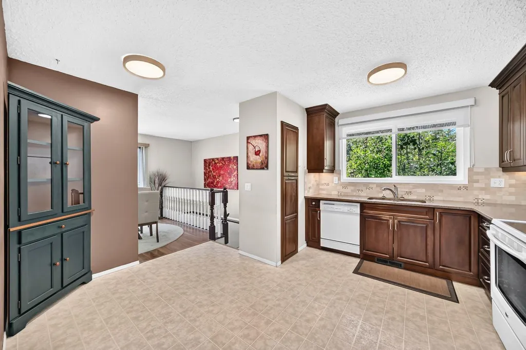 108 Falconridge Close NE Calgary AB T3J 1A7