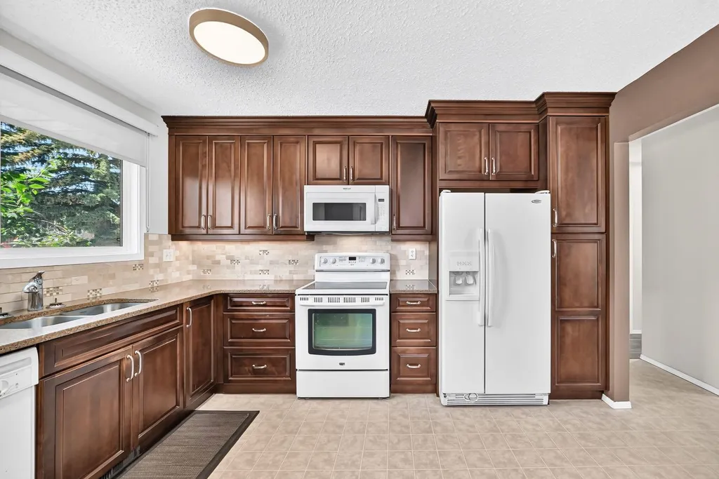 108 Falconridge Close NE Calgary AB T3J 1A7